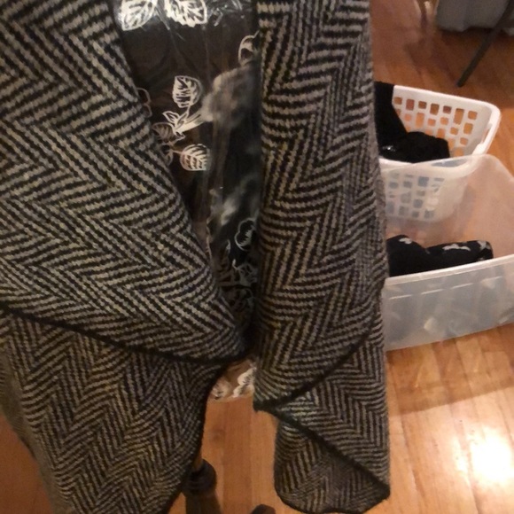 Rebecca Elliot size  medium black & white stripe knit vest with waterfall - Picture 8 of 10